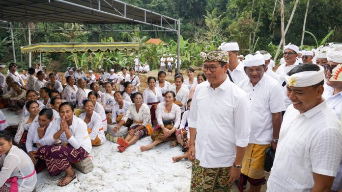 Wabup Ketut Suiasa saat menghadiri Pujawali Piodalan di Pura Prajapati Banjar Babakan Kangin Desa Gulingan, Sabtu (22/6).