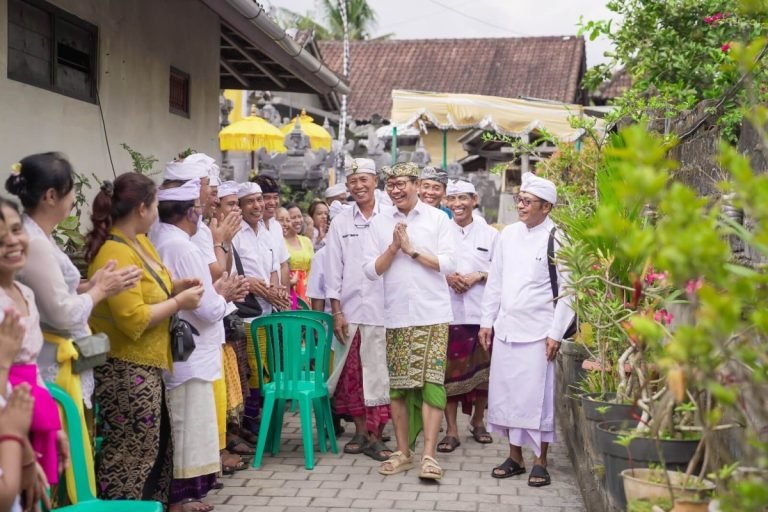Wabup Ketut Suiasa saat menghadiri acara Karya Pemelaspasan di Pura Ratu Gede Dalem Sari, Dalung Kecamatan Kuta Utara, Sabtu (22/6).