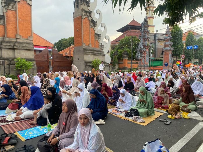 Ratusan Umat Muslim Sholat Idul Adha di Masjid At Taqwa Polda Bali