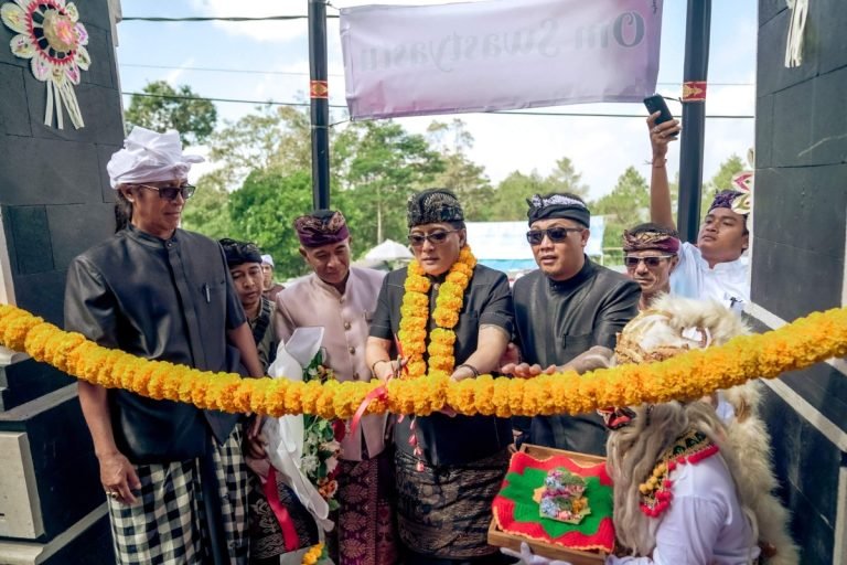 Bupati Badung I Nyoman Giri Prasta saat menandatangani prasasti dan meresmikan Balai Banjar Adat Batur Kota, Desa Batur Tengah, Kintamani, Bangli, Selasa (18/6).