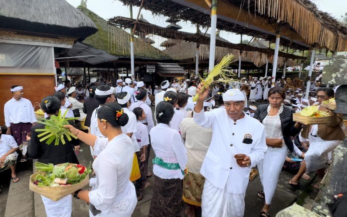 Ribuan Pratisentana Bandesa Manik Mas Gelar Upacara Penganyaran di Pura Agung Besakih