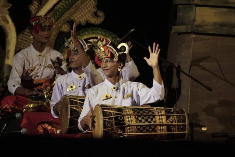 Sanggar Seni Bayu Teja Budaya Pukau Penonton dengan Permainan Tradisional 'Meslodoran'
