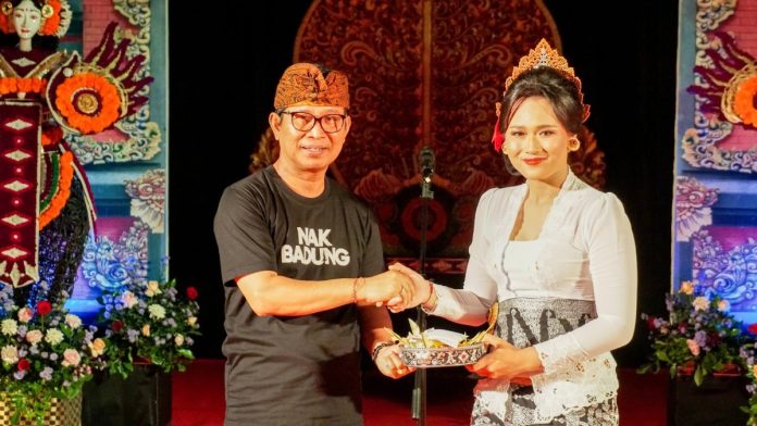 Sekda Badung l Wayan Adi Arnawa menghadiri gladi bersih peserta parade gong kebyar wanita dari Sanggar Wredi Kumara Jaya Banjar Pekandelan, Legian Tengah, Desa Adat Legian sebagai duta Kabupaten Badung di ajang PKB di Wantilan Pura Dalem Desa Adat Legian Kuta Badung, Jumat (15/6).