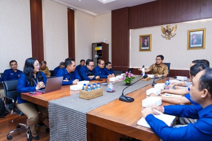 Sekda Badung I Wayan Adi Arnawa rapat dengan Direksi PERUMDA Air Minum Tirta Mangutama Kabupaten Badung di Ruang Rapat Sekda, Puspem Badung, Senin 3 Juni 2024.