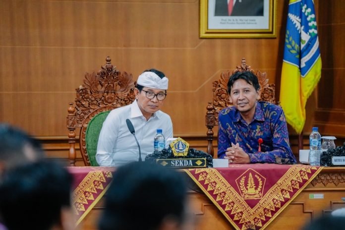 Sekda I Wayan Adi Arnawa membuka Sosialisasi Keterbukaan Informasi Publik di ruang Kriya Gosana, Puspem Badung, Selasa 4 Juni 2024.