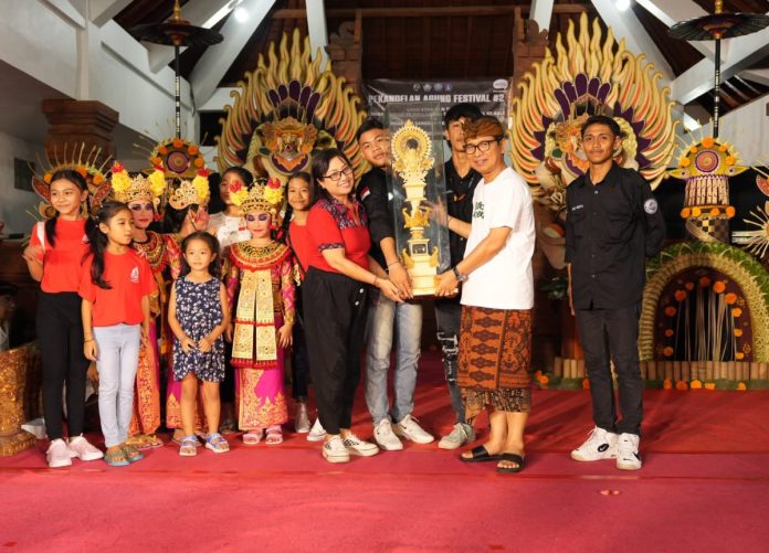 Sekda I Wayan Adi Arnawa menghadiri Pekandelan Agung Festival 2 Tahun 2024 Banjar Lebah Pangkung, Kecamatan Mengwi di Balai Banjar Lebah Pangkung Mengwi, Sabtu 9 Juni 2024.