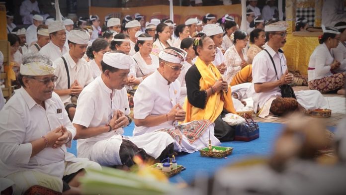 Sekda Jembrana Hadiri Upacara Rsi Bojana di Pura Majapahit, Desa Baluk