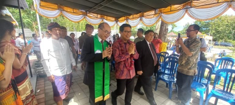 Sekda Adi Arnawa saat menghadiri acara peresmian Gedung Serba Guna GPIB Getsemani Puri Gading Jimbaran, Minggu (2/6/).