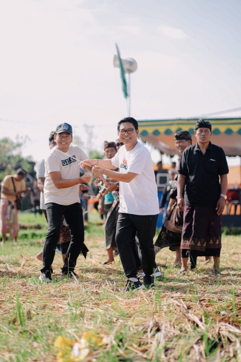Sekda Adi Arnawa saat membuka lomba layang-layang kedua yang diadakan oleh ST Dharma Yoga, Banjar Dangin Pangkung, Kekeran di Subak Dalem Munduk, Desa Kekeran, Mengwi, (2/6).