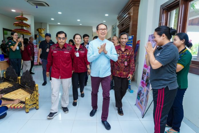 Wabup Suiasa saat menghadiri sekaligus membuka acara Sosialisasi Pemuda Badung Tangguh Cegah HIV AIDS Kabupaten Badung di SMAN 2 Abiansemal, Jumat (7/6)