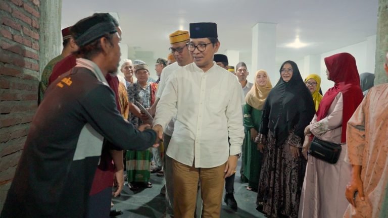 Sekda Adi Arnawa menghadiri acara Takbiran dalam rangka memperingati Hari Raya Idul Adha 1445 H yang diselenggarakan oleh Pengurus Takmil Masjid Jami' Mujahidin Tanjung Benoa, Minggu (16/6).
