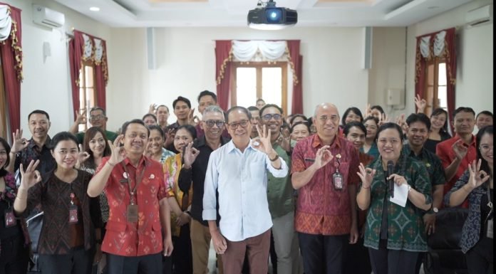 Wabup Suiasa saat acara Temu Wirasa Perhimpunan Konselor VCT HIV Indonesia (PKVHI) Kabupaten Badung di Ruang Rapat Rumah Jabatan Wakil Bupati, Jumat (28/6).