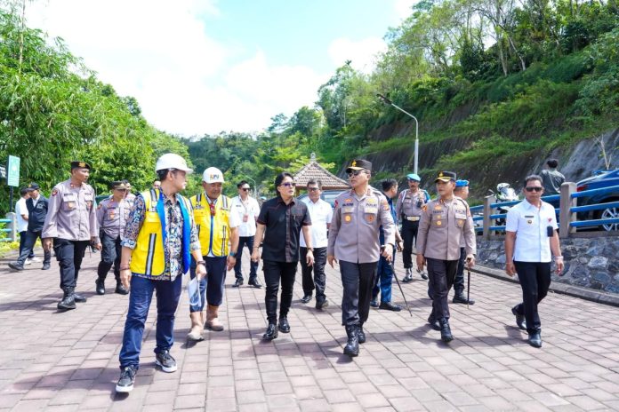 Bupati Badung I Nyoman Giri Prasta mendampingi Kapolda Bali Irjen. Pol. Ida Bagus Kade Putra Narendra saat meninjau pembangunan Bendungan Sidan di Desa Belok Sidan, Petang, Rabu (5/6).