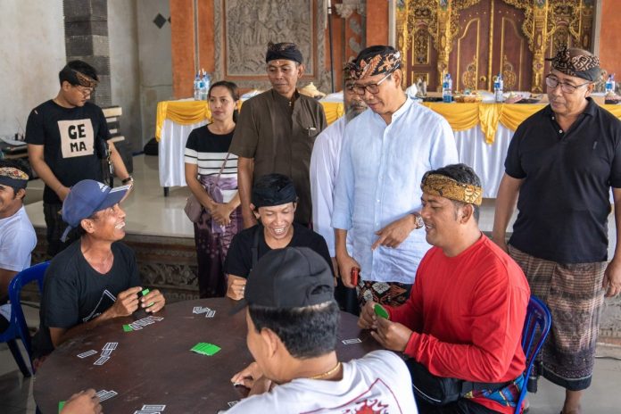 Wabup Badung Ketut Suiasa membuka Turnamen Ceki yang diselenggarakan Club Volly Porgema, Br. Angkeb Canging, Desa Gulingan, di Bale Banjar Angkeb Canging, Gulingan, Kecamatan Mengwi, Minggu (2/6).