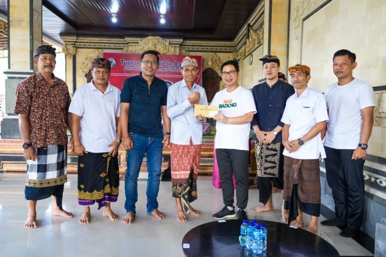 Sekda Badung l Wayan Adi Arnawa menghadiri turnamen ceki Suka Duka Arsa Winangun Undagi bertempat di Balai Banjar Undagi Mambal Abiansemal Badung, Minggu (2/6).