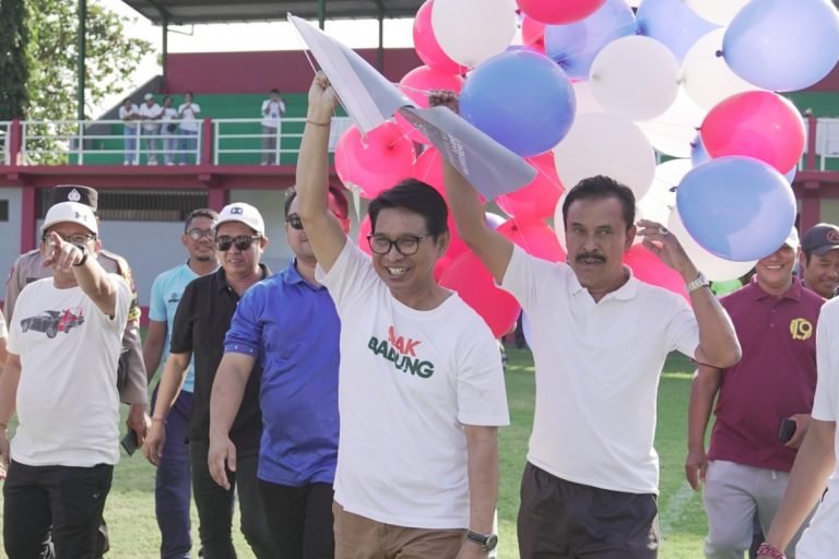 Sekda I Wayan Adi Arnawa membuka Turnamen Sepak Bola Sekaa Teruna Widya Dharma Cup XI Tahun 2024 Banjar Adat Tengah di Lapangan Beji Mandala Desa Pecatu, Minggu (16/6).