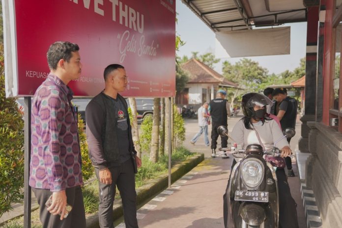 Unit Pemberantasan Pungutan Liar (UPP) Kabupaten Badung melakukan pembinaan dan pengawasan pelayanan publik di Kantor Samsat Mengwi