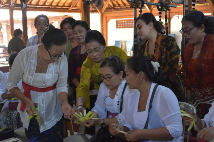 WHDI Kota Denpasar Gelar Pelatihan Banten Otonan Tumpeng Pitu di Banjar Ketapian Kelod