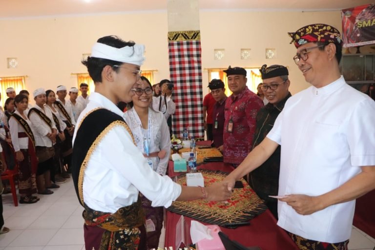 Wabup Badung Ketut Suiasa menghadiri sekaligus membuka acara Sosialisasi Pemuda Badung Tangguh Cegah HIV AIDS di Kabupaten Badung Tahun 2024 di SMA Negeri 1 Petang, Kamis 6 Juni 2024.