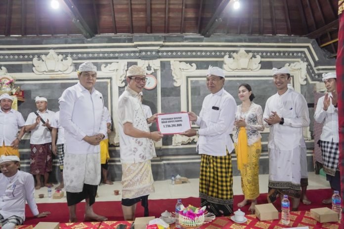 Wabup Badung Serahkan Hibah Rp. 1,7 Miliar untuk Pembangunan Pura Giria Buncing Wabup Badung Serahkan Hibah Rp. 1,7 Miliar untuk Pembangunan Pura Giria Buncing