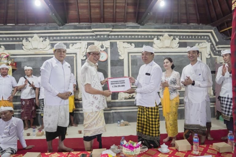 Wabup Badung Serahkan Hibah Rp. 1,7 Miliar untuk Pembangunan Pura Giria Buncing