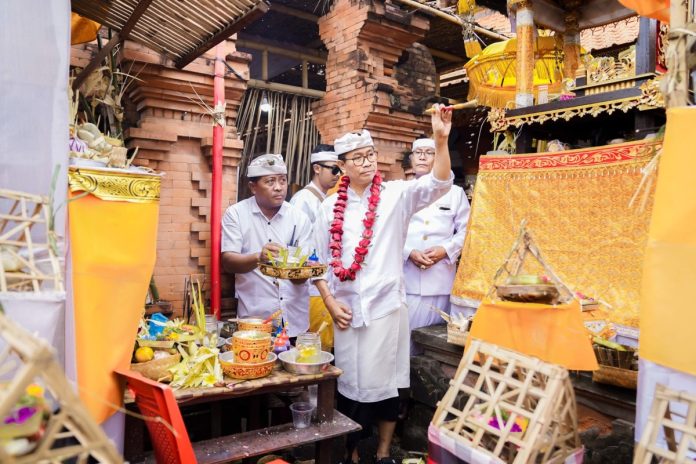 Wabup Suiasa saat menghadiri Karya Ngenteg Linggih Wraspati Kalpa Agung Padudusan Alit Banjar Adat Kung Desa Dalung, Kecamatan Kuta Utara Badung, Jumat (7/6).