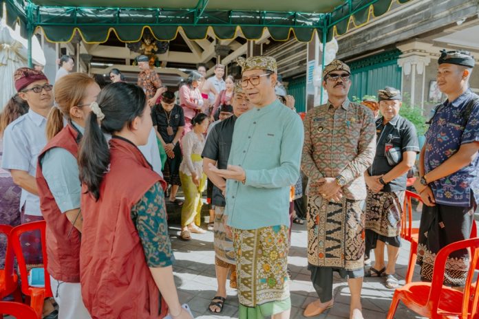 Wabup Ketut Suiasa saat acara Intervensi Serentak Pencegahan Stunting seluruh Indonesia di Balai Banjar Jumpayah, Desa Mengwitani, Kecamatan Mengwi, Kamis 20 Juni 2024.