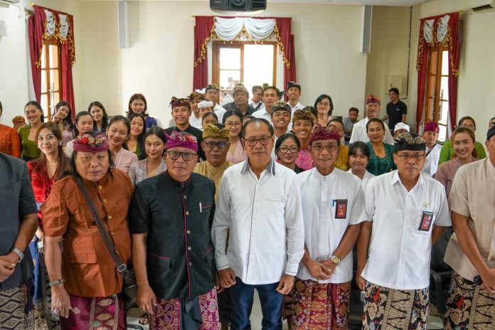 Wabup Ketut Suiasa saat menerima dan melepas peserta Utsawa Dharma Gita, Duta Kabupaten Badung ke tingkat Nasional di Rumah Jabatan Wakil Bupati, Puspem Badung, Rabu 5 Juni 2024.