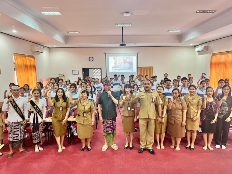 Wabup Ketut Suiasa selaku Ketua Pelaksana KPA Kabupaten Badung saat Sosialisasi Remaja Tangguh Cegah HIV AIDS di SMAN 2 Mengwi, Senin 10 Juni 2024.