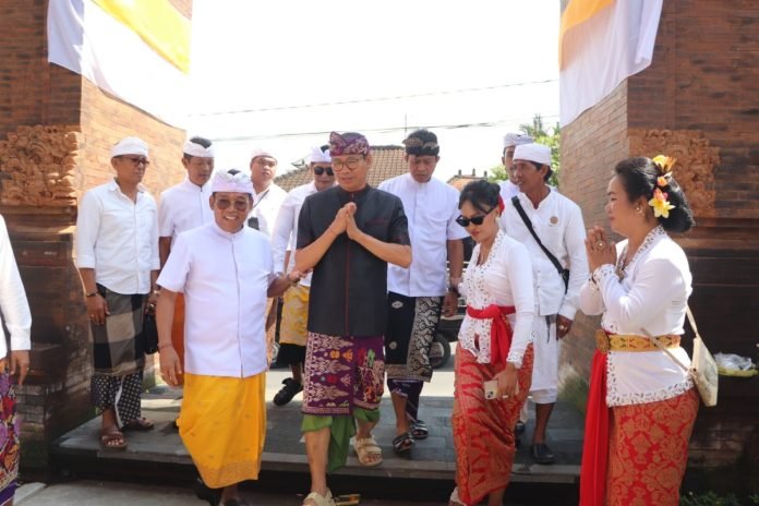 Wakil Bupati Badung Hadiri Upacara Karya Melaspas Puri Agung Carangsari