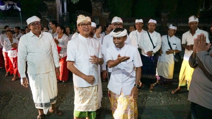 Wakil Bupati Ketut Suiasa saat menghadiri upacara Mecaru Balik Sumpah dan Nawa Gempang di Catus Pata Jaba Pura Bale Agung Desa Sibanggede, Desa Sibanggede, Abiansemal, Kamis 6 Juni 2024