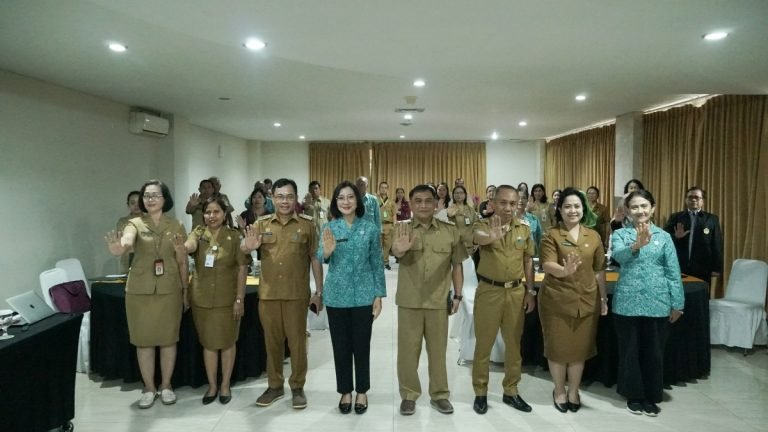 Pj. Ketua Tim Penggerak PKK Provinsi Bali, Ny. drg. Ida Mahendra Jaya saat acara pembukaan Pokjanal kelompok kerja Posyandu di Quest Hotel San Denpasar pada Senin, 3 Juni 2024.