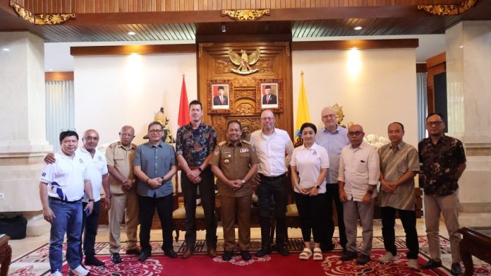 Penjabat (Pj) Gubernur Bali, S. M. Mahendra Jaya saat audiensi bersama Asosiasi Daur Ulang Plastik Indonesia (Adupi) dan sejumlah lembaga swasta terkait penanganan sampah di Jaya Sabha, Denpasar, pada Senin, 3 Juni 2024.