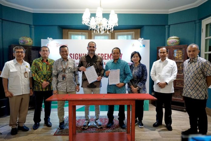 Penandatanganan kerja sama pemanfaatan layanan Green Energy As Services Renewable Energy Certificate (REC) sebesar 90 Gigawatt hour (GWh) antara PLN dengan Coca-Cola Europacific Partners (CCEP) Indonesia pada Desember 2023.