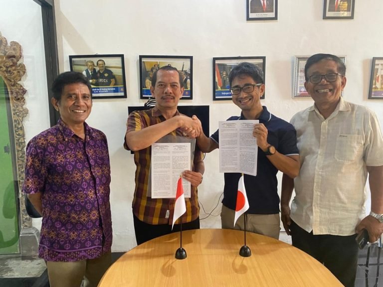 Rektor ITB STIKOM Bali Dr. Dadang Hermawan dan Presiden Direktur TSUBASA Internasional Academy, Yoshiyuki Kyomoto, MoU pengriman mahasiswa ke Jepang, disaksikan Rahman Sabon Nama dan Dede Heryadhy bertempat di kantor LPK DARMA Denpasar, Kamis, 6 Juni 2024.