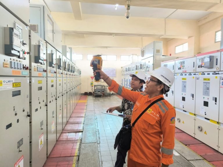 Petugas PT PLN (Persero) Unit Pelaksana Pengatur Distribusi (UP2D) Bali bersama personel lainnya sedang melakukan thermovision pada Kubikel 20 kV di Gardu Induk.