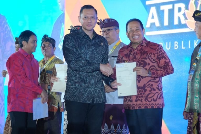 Menteri AHY Serahkan Sertifikat Tanah Elektronik di Reforma Agraria Summit 2024 Bali