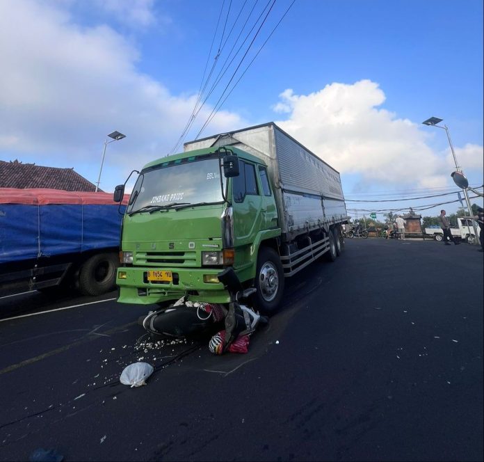 Motor vs Truk di Antosari, Pengendara Motor Dirujuk ke RS Tabanan