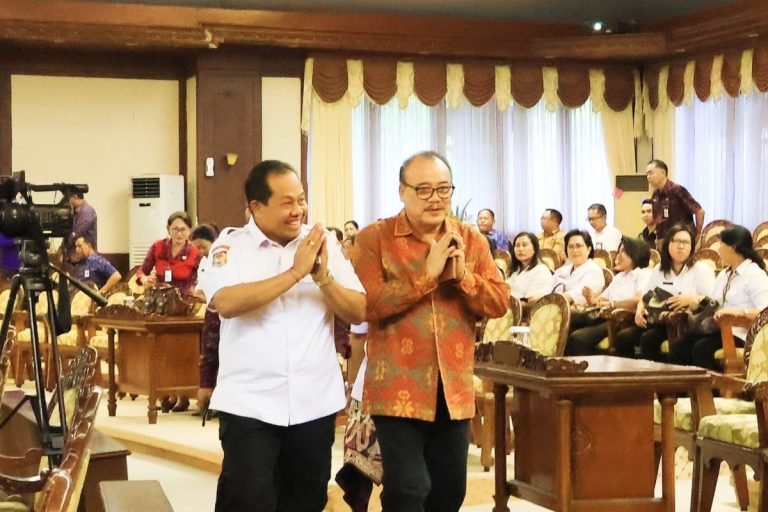 Pj Gubernur Bali S.M. Mahendra Jaya saat menghadiri Rapat Paripurna ke-10 DPRD Provinsi Bali Masa Persidangan II Tahun Sidang 2024 yang berlangsung di Ruang Sidang Utama Gedung DPRD Bali pada Rabu, (19/6).