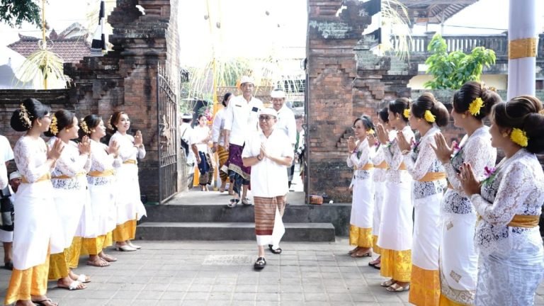 Walikota Jaya Negara Hadiri Upacara Ngeratep, Melaspas lan Masupati Palawatan di Pura Dalem Sindhu