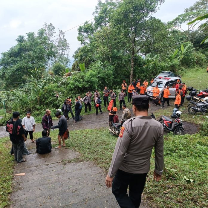 Evakuasi Berhasil, Dua Pendaki Selamat saat Tersesat di Kawasan Hutan Pucak Adeng