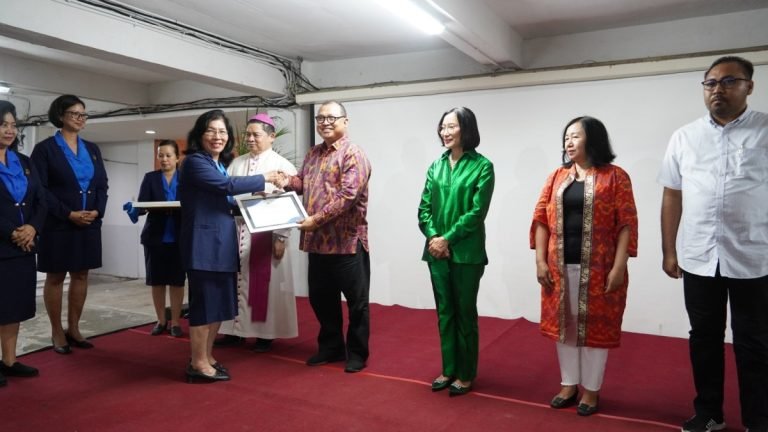 Ayomi WKRI, Pj Gubernur Bali dan Pj Ketua TP PKK Provinsi Bali Terima Penghargaan dari WKRI Bali