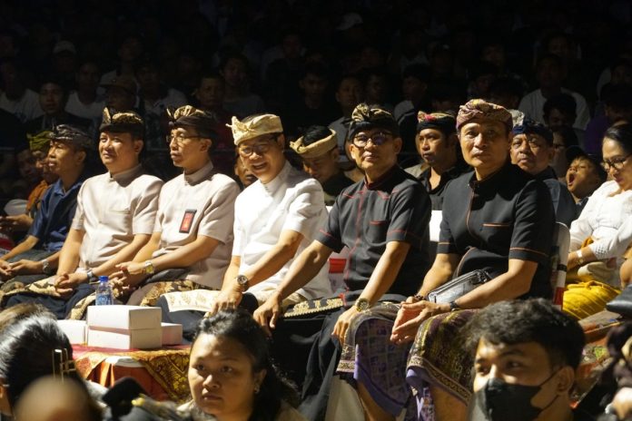 Wabup Suiasa menyaksikan Wimbakara Sekaa Gong Dewa Ayu Jimbaran, Desa Adat Jimbaran Kuta Selatan dalam PKB XLVI, di Panggung Terbuka Ardha Candra Art Centre Denpasar, Jumat (21/6).