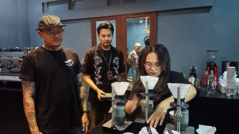 Yande Wirawan selaku Brand Ambassador dan Head of Training Expat. Roasters saat menjelaskan jenis-jenis kopi yang diproduksi Expat. Roasters 