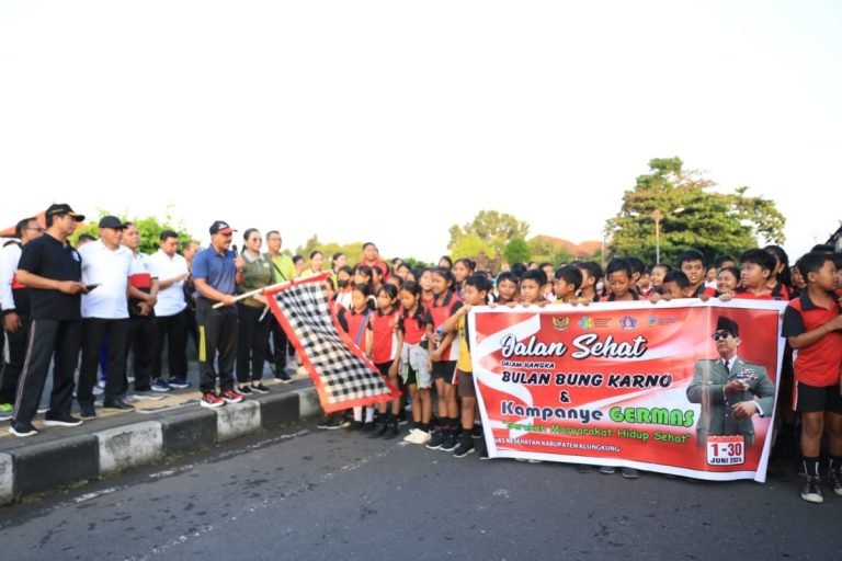 Pj Bupati Jendrika Lepas Jalan Sehat Kampanye Germas