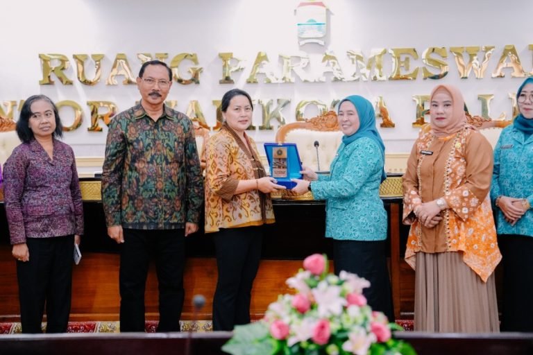 Kadis Perinaker Badung Putu Eka Merthawan dan Ketua TP. PKK Kabupaten Badung Nyonya Seniasih Giri Prasta saat memimpin kunker ke Kota Palembang, Sumsel, Kamis (13/6).