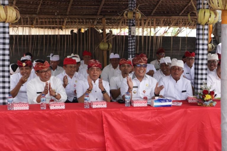 Bupati Sanjaya Apresiasi Kekompakan Warga dalam Upacara Ngenteg Linggih