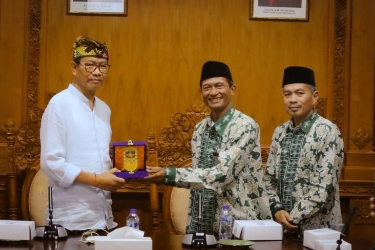 Wabup Ketut Suiasa saat menerima audiensi Pengurus Cabang Nahdlatul Ulama Badung terkait silaturahmi dan pengenalan pengurus baru di Ruang Rapat Nayaka I, Puspem Badung, Kamis (25/7).