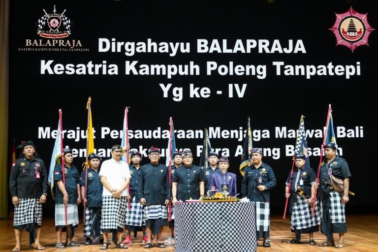 Bupati Badung I Nyoman Giri Prasta menghadiri perayaan HUT Bala Praja Ksatria Kampuh Poleng Tanpatepi Provinsi Bali Ke IV, di Balai Budaya Giri Nata Mandala, Puspem Badung, Minggu (7/7).