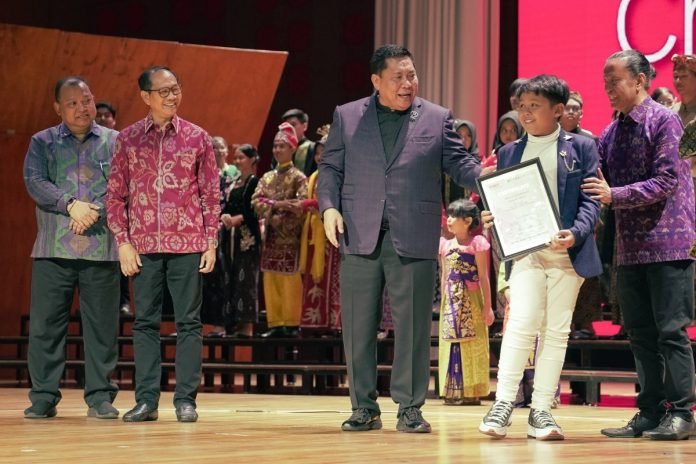 Wabup Ketut Suiasa menghadiri sekaligus membuka acara Opening Ceremony Bali International Choir Festival yang ditandai dengan pemukulan Gong bertempat di Gedung Balai Budaya Giri Nata Mandala Puspem Badung, Selasa (23/7).